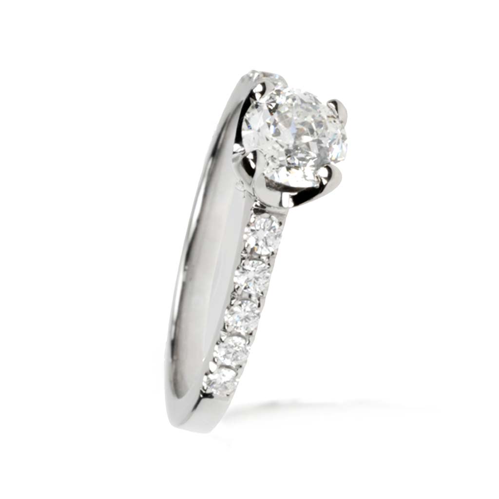 Dierbare buiten gebruik Zwakheid Klassieke solitaire ring in wit goud met schitterende diamant en half  rondom gezette kleinere diamanten